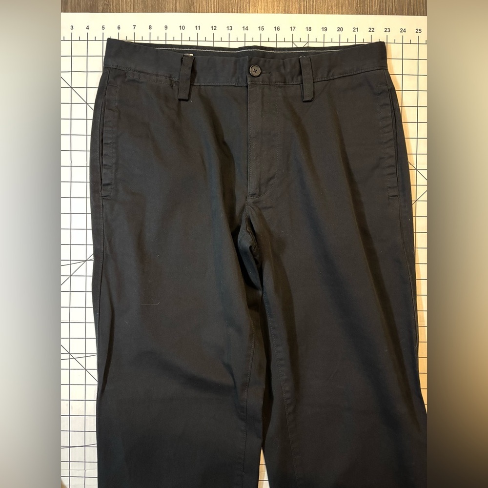 GAP Khakis Men’s Size 33/30‎ Black Relaxed Fit Pants - Picture 2 of 8